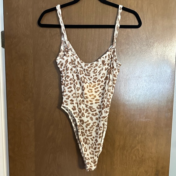 Vine and Valley Sheet Leopard Bodysuit - Picture 4 of 5